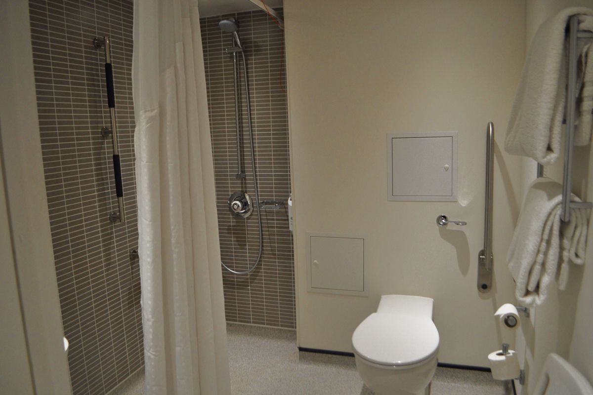 Holiday Inn Brighton accessible bathroom